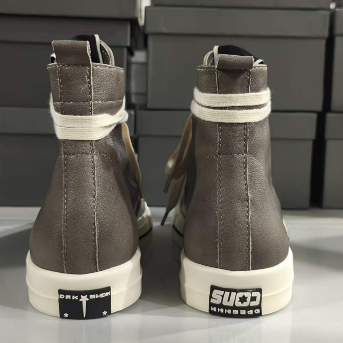 Unisex High-Top Canvas Sneaker - Canvas Sneaker High avaliação e preço